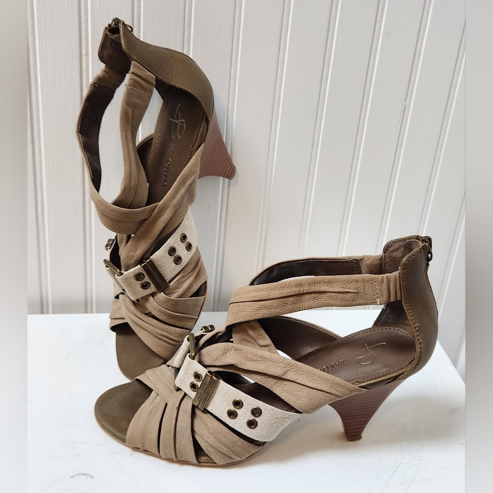 B Makowsky Ruched Saffron Stone Leather Stack Heel Sandals 9.5 EUC